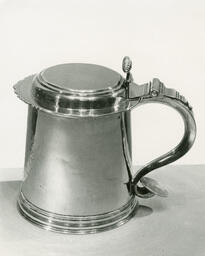 Tankard with hinged lid